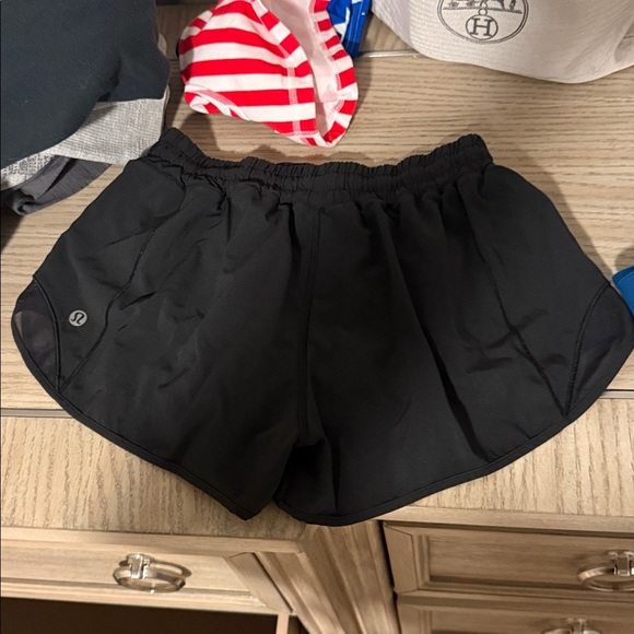 Lululemon shorty hot short 2.5 inch - Picture 2 of 2